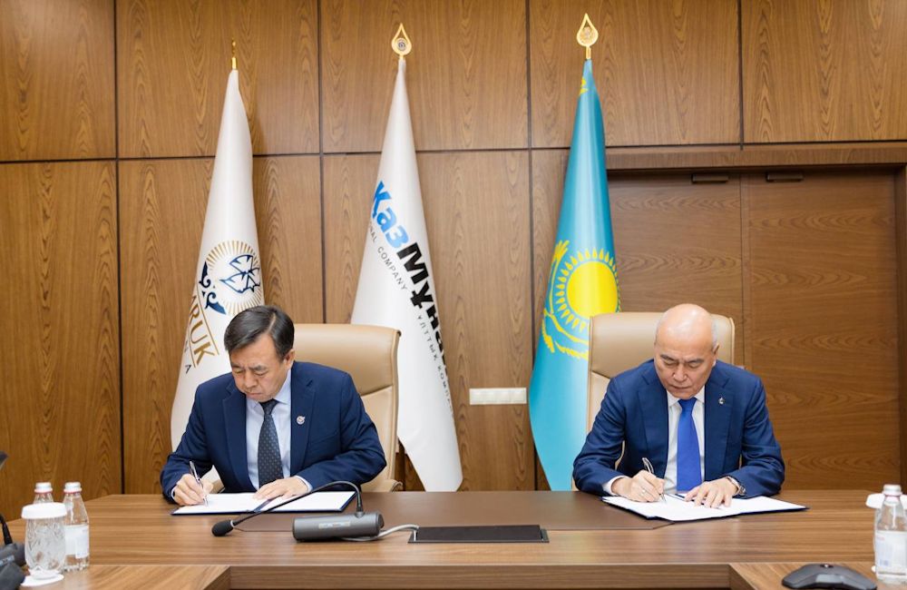 представители КазМунайГаза и CNOOC в момент подписания договора представители КазМунайГаза и CNOOC в момент подписания договора