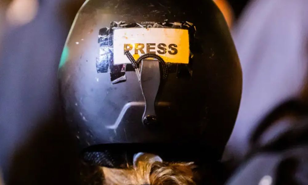 Представитель прессы на пропалестинском митинге в Берлине/Фото: Christoph Soeder/dpa/picture alliance