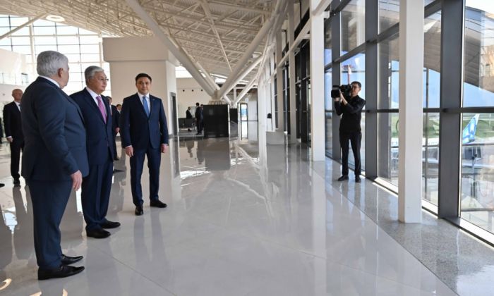 Президент осмотрел новый терминал аэропорта Шымкента