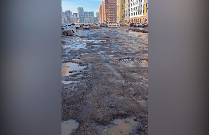 Жители Астаны ждут асфальт на улице 9 лет