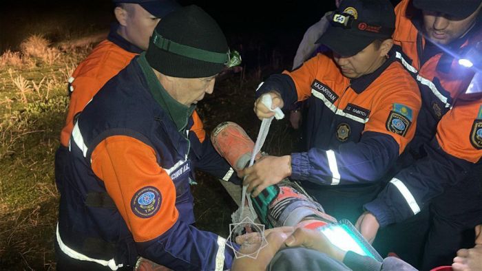 10 километров на носилках: как спасатели несли туриста с переломом с высоты 2 000 метров