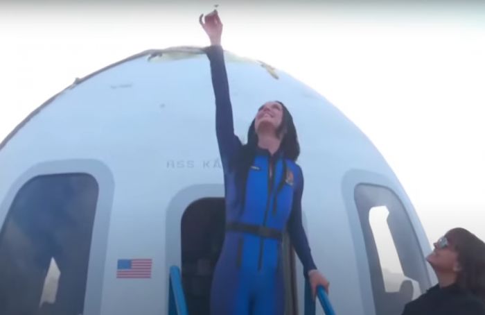 Кэти Перри, ученые и невеста Безоса: женский десант побывал в космосе