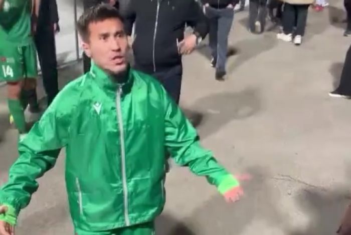 Капитан «Атырау» вступил в перепалку с фанатом после разгрома от «Кайрата»