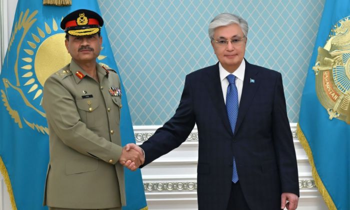 Токаев обсудил с генералом Пакистана укрепление оборонного и экономического партнерства