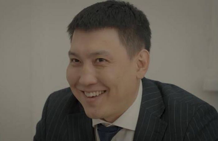 Блогера Qasqir_kz привлекли за мелкое хулиганство из-за персонажа в сатирическом сериале