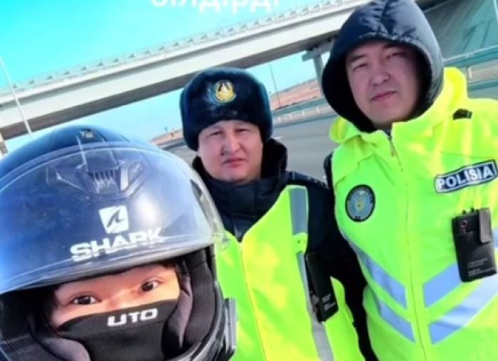 Казахстанские полицейские вернули документы иностранке и заправили её мотоцикл