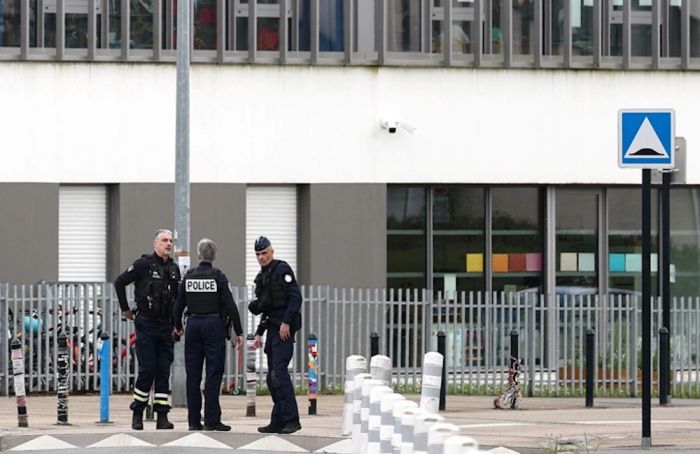 Во Франции подросток с ножом напал на школьников: один погиб, трое ранены