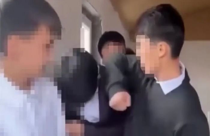 Выстроил и бил: школьный буллинг в Алматинской области попал на видео