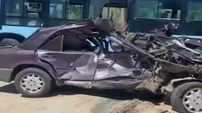 В Жамбылской области Mercedes столкнулся с поездом на переезде 