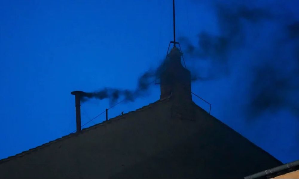 из трубы над Сикстинской капеллой пошёл чёрный дым — знак того, что Папа не выбран из трубы над Сикстинской капеллой пошёл чёрный дым — знак того, что Папа не выбран