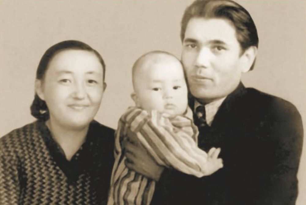 Касым-Жомарт Токаев с родителями: Турар Шабарбаевой и Кемелем Токаевым, фото с личной страницы президента Касым-Жомарт Токаев с родителями: Турар Шабарбаевой и Кемелем Токаевым, фото с личной страницы президента