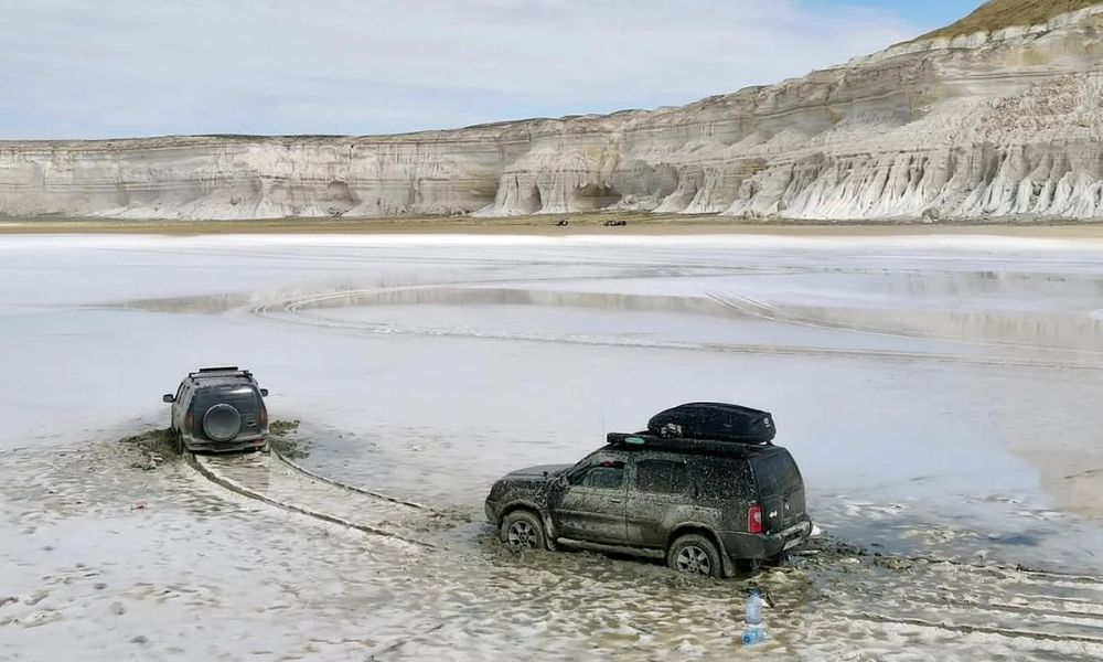 солончак Тузбаир подвергся варварскому отношению со стороны автолюбителей/lada.kz