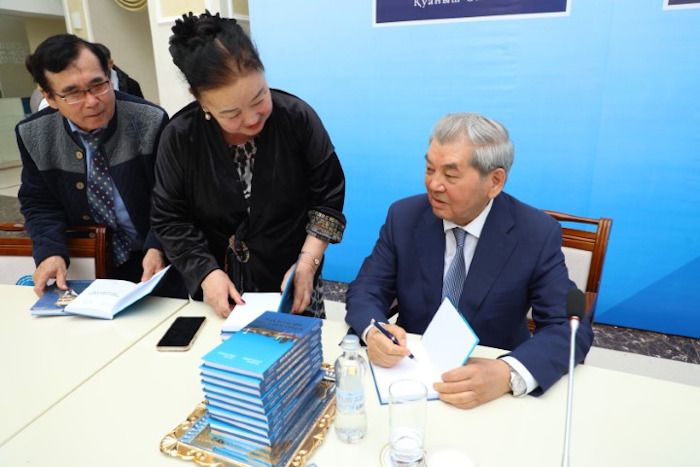 Куаныш Султанов на презентации своих книг, Караганда, апрель 2025 года, фото Александра Марченко