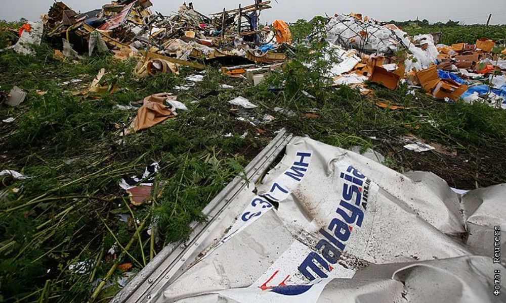 Обломки самолета авиакомпании Malaysian Airlines в Донецкой области на Украине. Фото: Reuters
