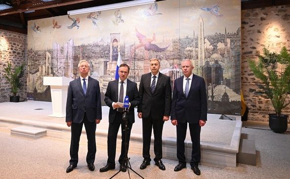 Российская делегация: Михаил Галузин, Владимир Мединский, Игорь Костюков, Александр Фомин (слева направо), — во время заявления по итогам переговоров, Стамбул, Турция, 16 мая 2025 года (Фото: Рамиль Ситдиков / ТАСС) Российская делегация: Михаил Галузин, Владимир Мединский, Игорь Костюков, Александр Фомин (слева направо), — во время заявления по итогам переговоров, Стамбул, Турция, 16 мая 2025 года (Фото: Рамиль Ситдиков / ТАСС)