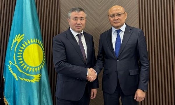 Азат Исенов (слева) Азат Исенов (слева)