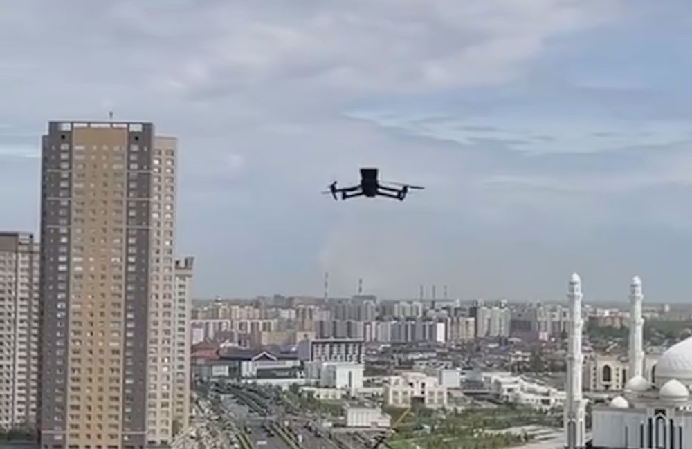 дрон, запрещающий наблюдать за парадом 7 мая 2025 года в Астане, стоп-кадр видео дрон, запрещающий наблюдать за парадом 7 мая 2025 года в Астане, стоп-кадр видео