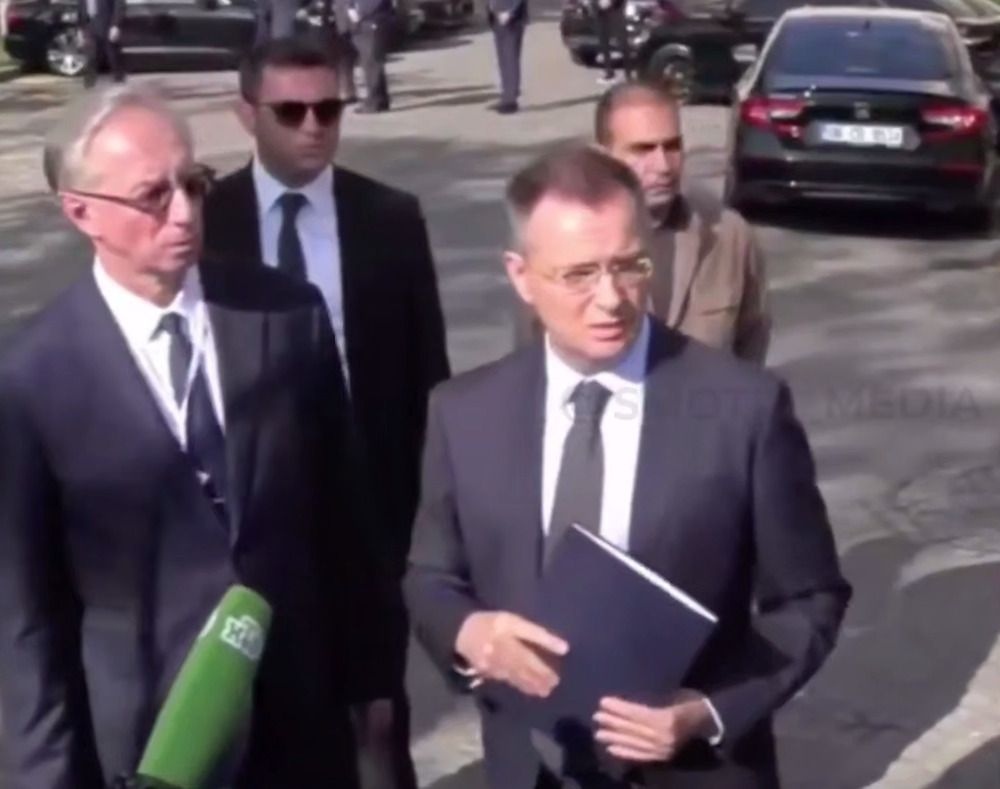 Владимир Мединский (справа) после завершения второго раунда переговоров с Украиной, стоп-кадр видео