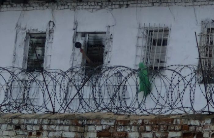 «Мама, помоги мне!»: осуждённый в Атырауском СИЗО порезал вены и зашил себе рот