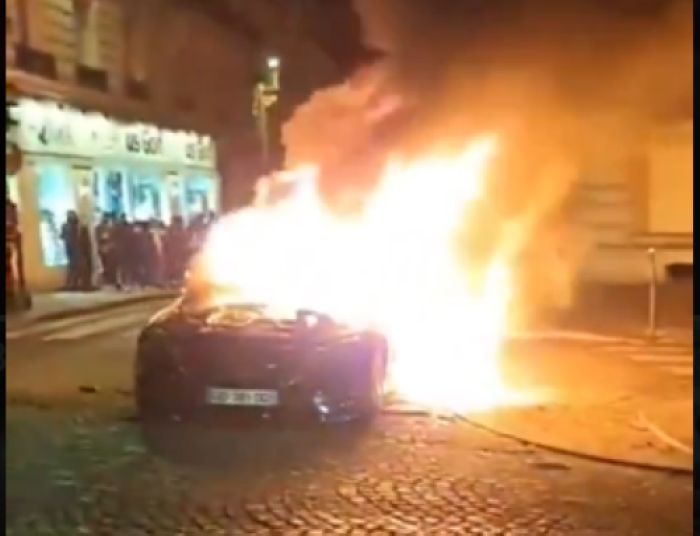 Автомобиль въехал в толпу футбольных фанатов в Париже