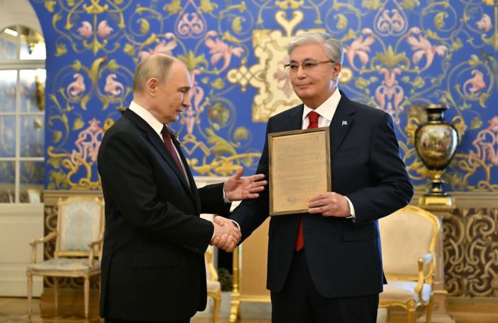 Владимир Путин передал Токаеву наградной лист его отца - Кемеля Токаева