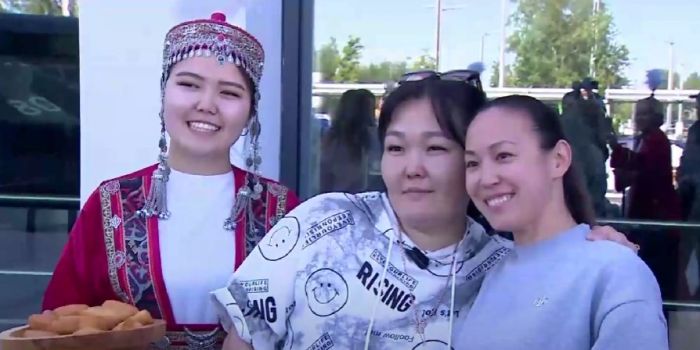 Возвращение через 20 лет: удочерённые в США казашки приехали в Казахстан