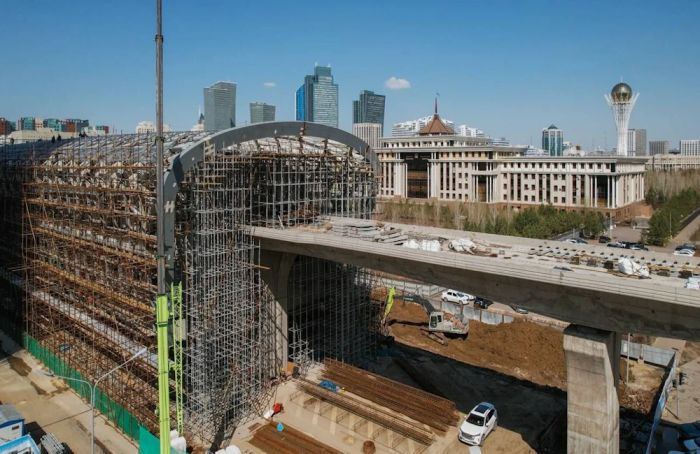 В Астане автомобили покрываются краской с мостов ЛРТ