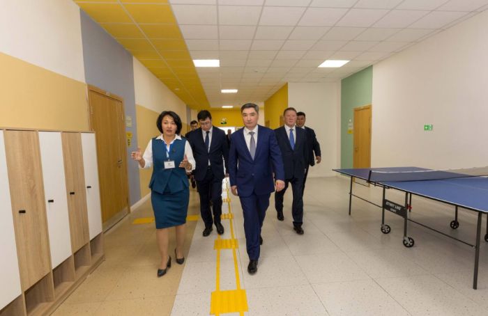 Бектенов оценил меры по улучшению образования и здравоохранения в Костанайской области