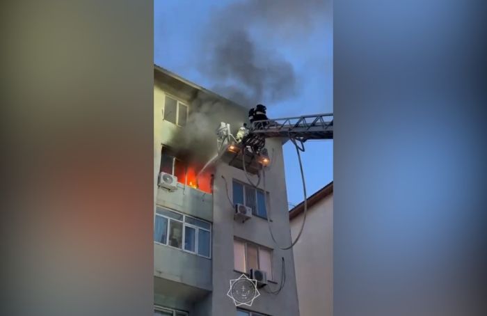 В Атырау загорелась квартира в многоэтажке
