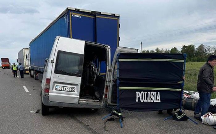 Шестеро погибших в ДТП с микроавтобусом и фурой в Костанайской области