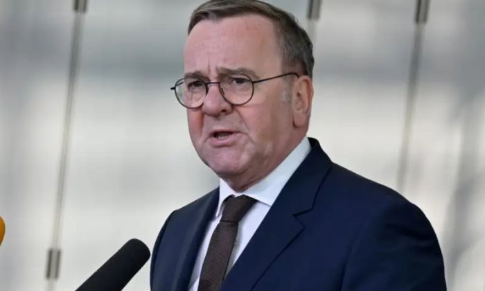 Министр обороны ФРГ призвал перекрыть России денежный кран