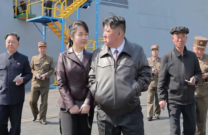 В Северной Корее новейший эсминец опрокинулся при спуске на воду на глазах у Ким Чен Ына