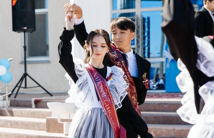 Последний звонок в Атырауской области: школу окончили более 7 тысяч выпускников