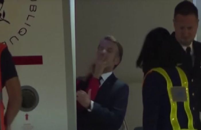 "Словил леща": Макрон получил пощёчину от жены во время прибытия во Вьетнам