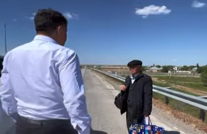 Пенсионер шёл пешком из Шымкента в Караганду: счета заблокировали из-за мошенников