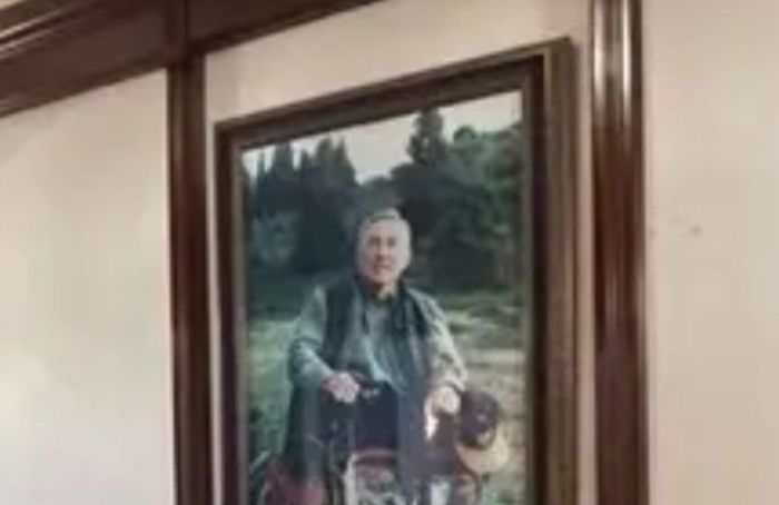 Позолота, лепнина и портрет Назарбаева: в Астане продают апартаменты экс-чиновника