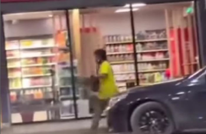 В ЗКО мужчина с бензопилой кидался на людей