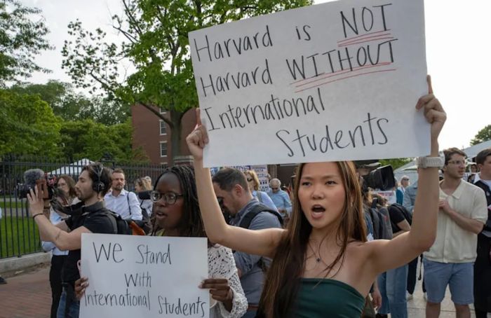 США отложили запрет на приём иностранцев в Гарвард