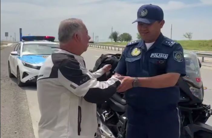 Полицейский из Шымкента помог заблудившемуся туристу из Турции