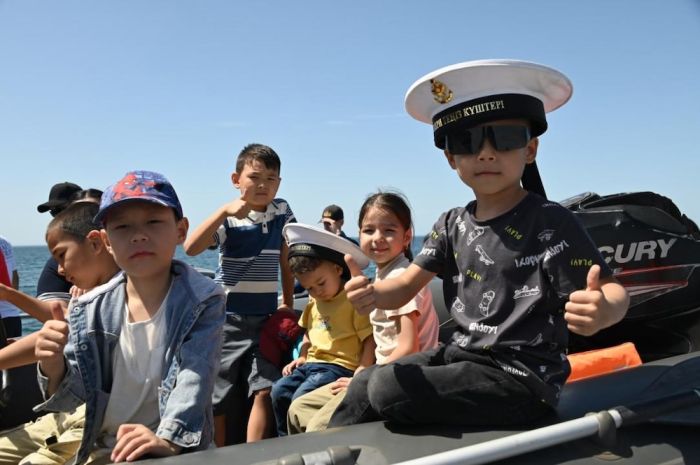 Юные пассажиры Каспия: дети вышли в море на боевых кораблях Казахстана