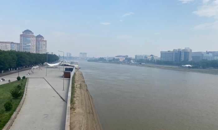 Гарь, смог и газ: горит тростник в «Акжайыке», жители Атырау задыхаются