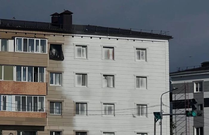 В Костанае во время ремонта фасада рабочие закрасили окна пятиэтажки