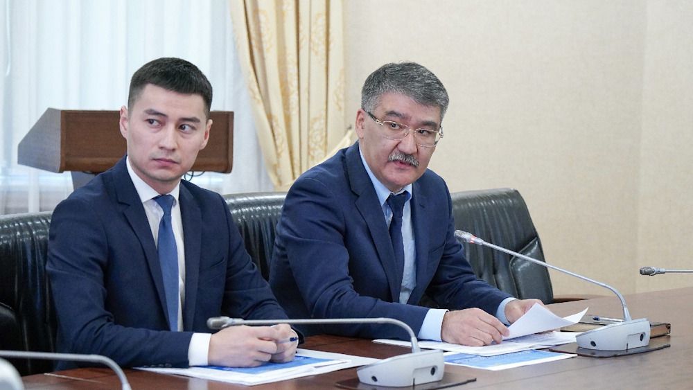 председатель КУЗР Мурат Темиржанов (справа), фото пресс-службы правительства председатель КУЗР Мурат Темиржанов (справа), фото пресс-службы правительства