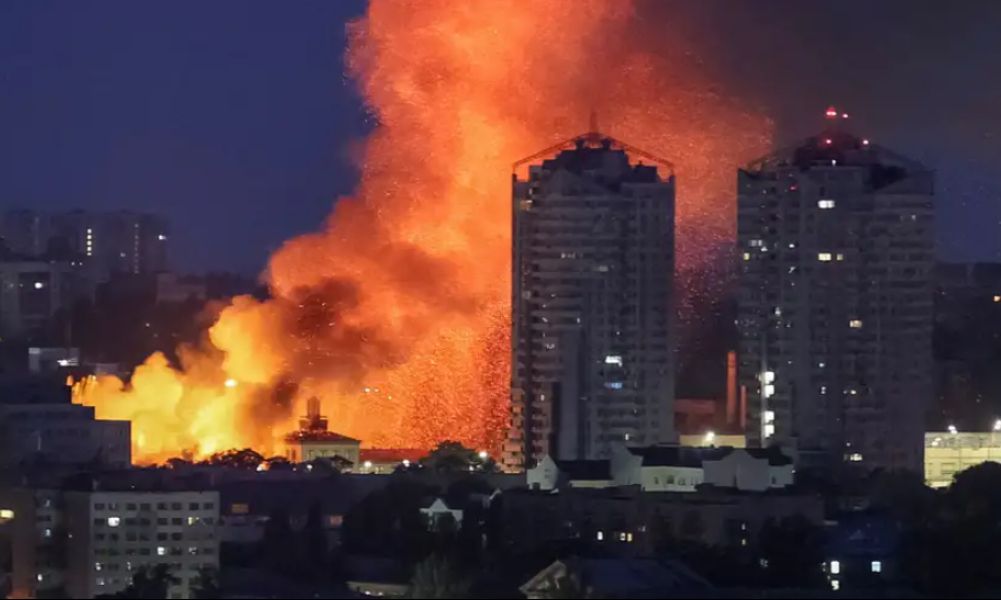 Пожар в Киеве после очередной ночной атаки РФ с применением дронов-камикадзе/Фото: Gleb Garanich/REUTERS