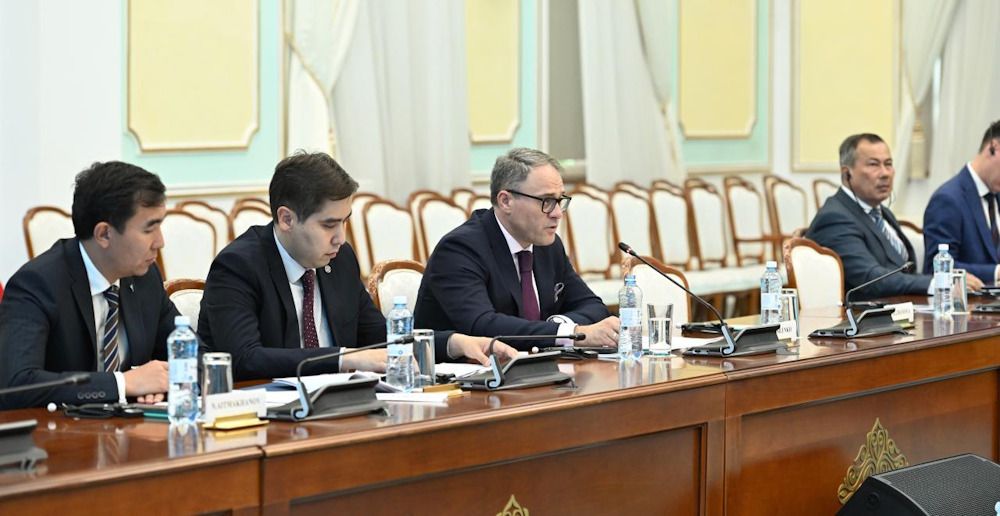 вице-министр иностранных дел Роман Василенко (в центре), фото МИД РК вице-министр иностранных дел Роман Василенко (в центре), фото МИД РК