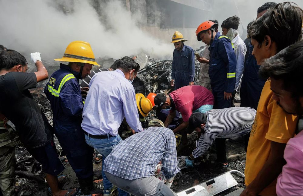 Спасатели работают на месте крушения самолета в городе Ахмадабад в Индии/AP Photo / Ajit Solanki