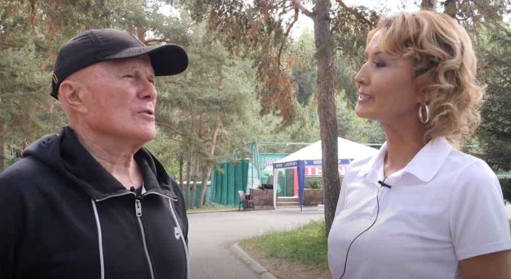 Павел Новиков (слева), стоп-кадр из его интервью