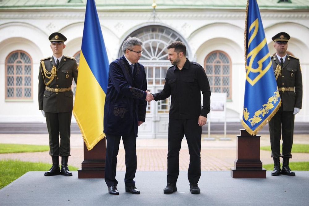 посол РК в Украине Т. Барлыбаев и президент Украины В.Зеленский, фото МИД РК посол РК в Украине Т. Барлыбаев и президент Украины В.Зеленский, фото МИД РК