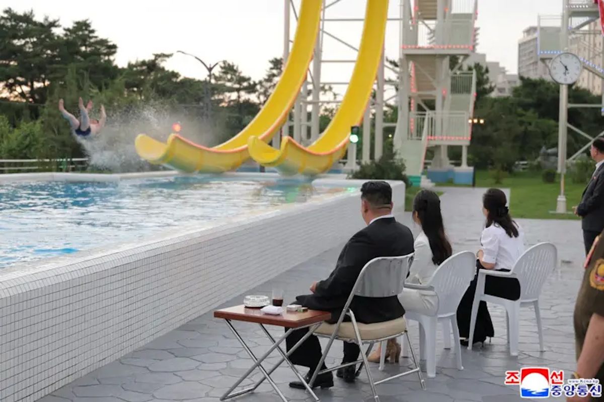 Ким Чен Ын с дочерью на открытии курорта, фото KCNA