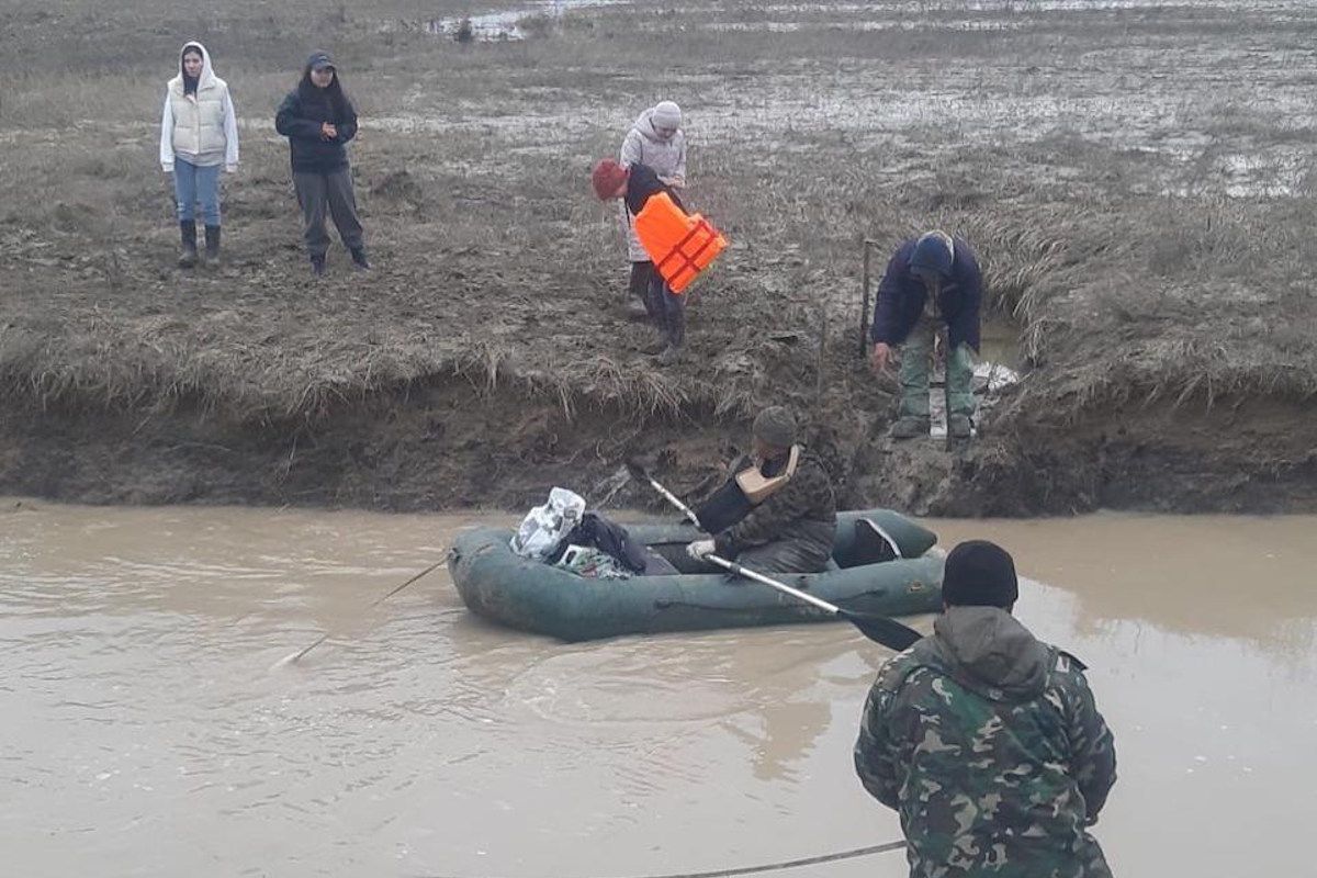 переправа жителей Карасуского района весной 2024 года, фото акимата района переправа жителей Карасуского района весной 2024 года, фото акимата района